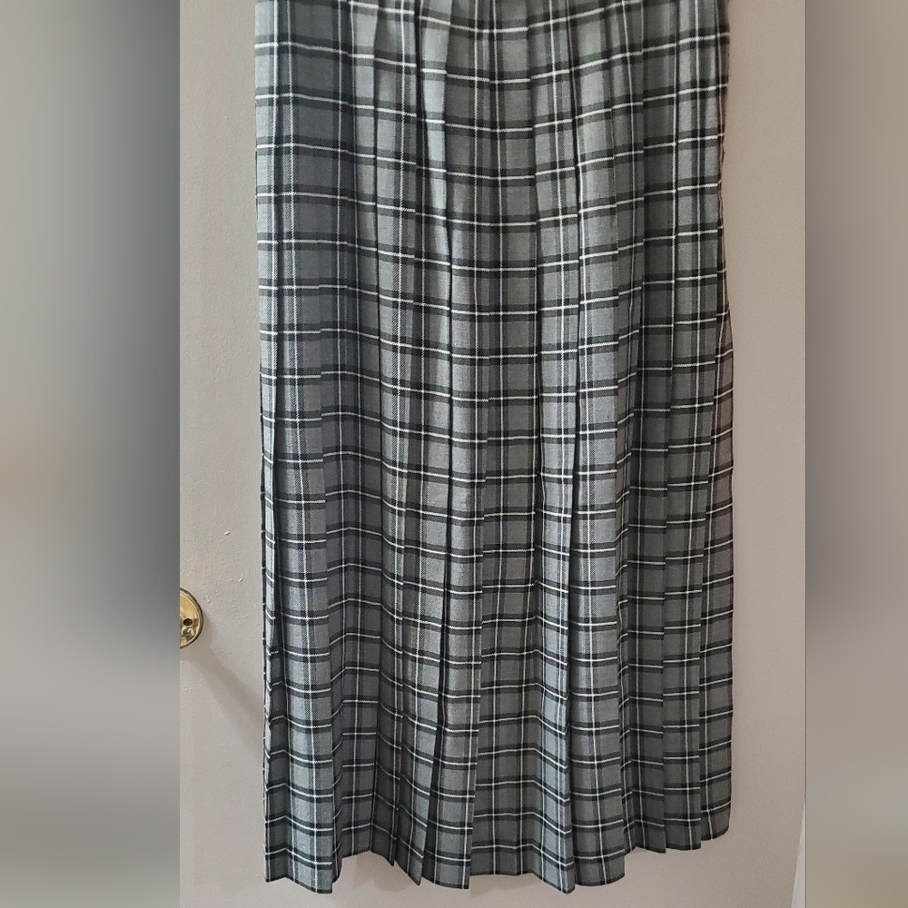 Liz Baker Vintage Classic Black, Gray and White Plaid Pleated Skirt. Sz 12